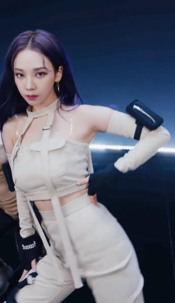  베이지 끈 패션 에스파 카리나 Girls 움짤.mp4