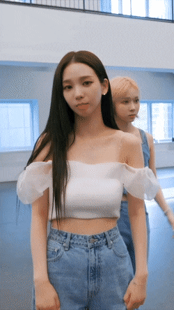  화이트 오프숄더 의상 에스파 카리나