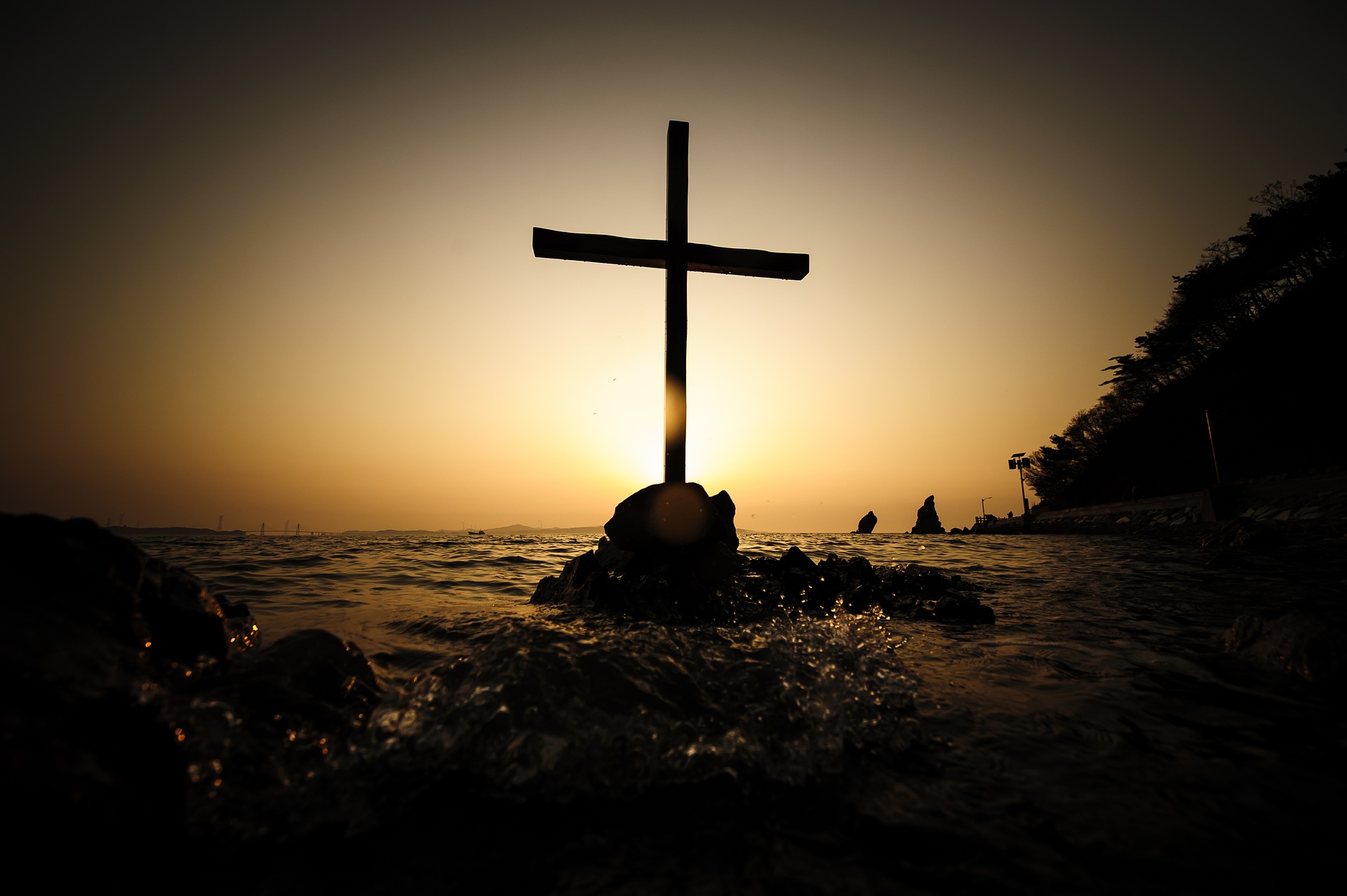 바다 위에 있는 십자가 모습
