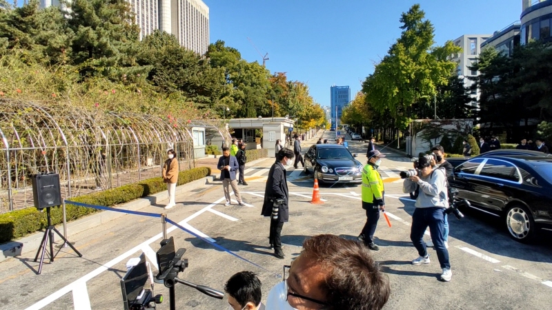  도로 가운데에 만들어진 기자회견장