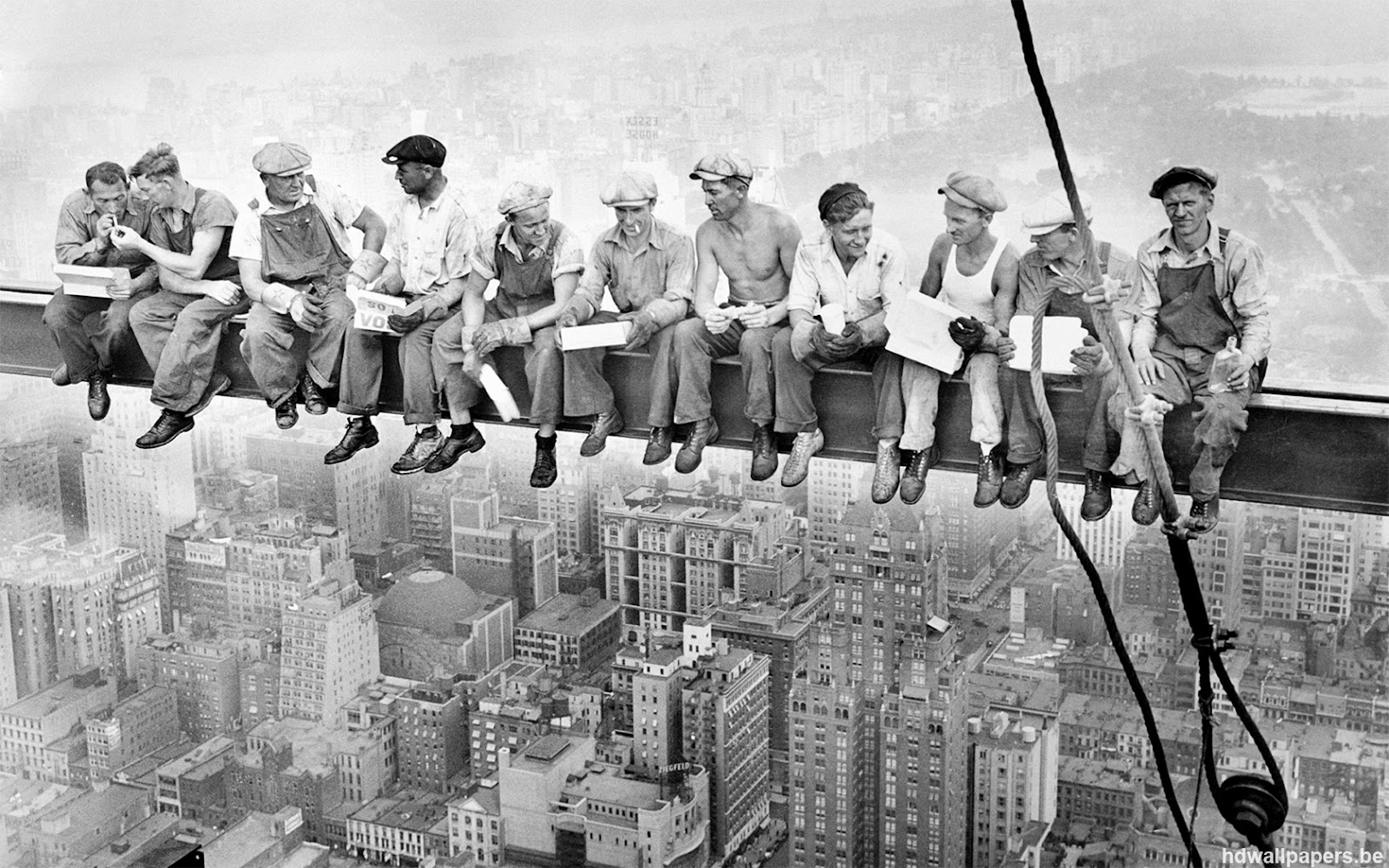 Lunch Break on a SkyscraperⓒCharles C. Ebbets 1932