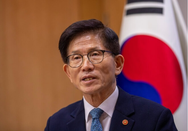 정장을입은-안경쓴-남성의모습