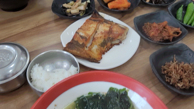  제주도 표선해수욕장 카라반국수 보말미역국 주문하면 생선구이를 주시네요