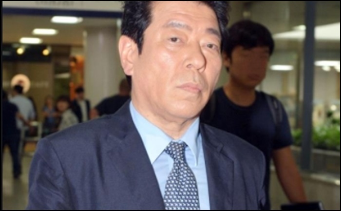 재판에-참석하는-김동현의-모습