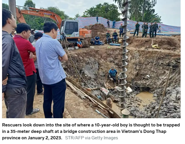 베트남 건설현장 기초공사 구멍에 빠진 소년...당국자 &quot;도저히 이해 안가&quot; VIDEO: Rescuers in Vietnam try to save boy trapped in concrete pile