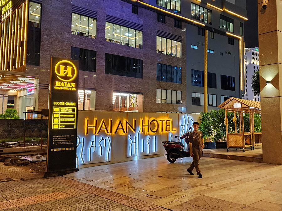 미케 비치 해변 앞에 위치한 해변 호텔인 다낭 하이안 비치 호텔&스파(Haian Beach Hotel & Spa)