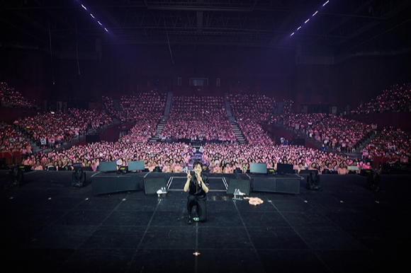 가수 이찬원이 올림픽홀에서 &#39;2023 이찬원 콘서트 ONE DAY&#39; 서울 앙코르 콘서트에서 팬들과 기념사진을 촬영하고 있다. [사진=대박기획]