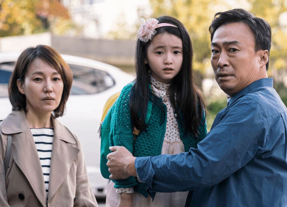 딸을-안고-있는-상훈과-아내