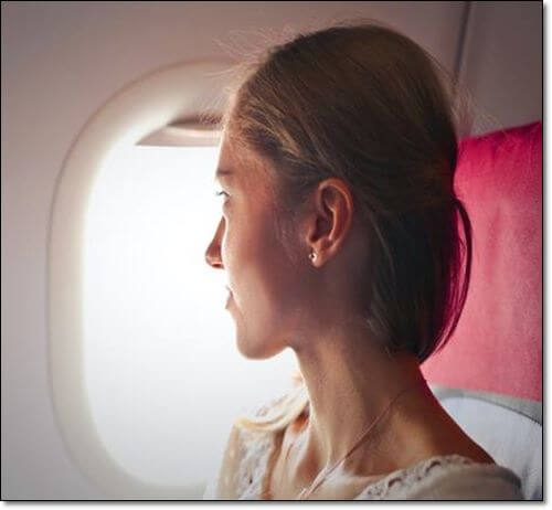 비행기 여행중인 여성