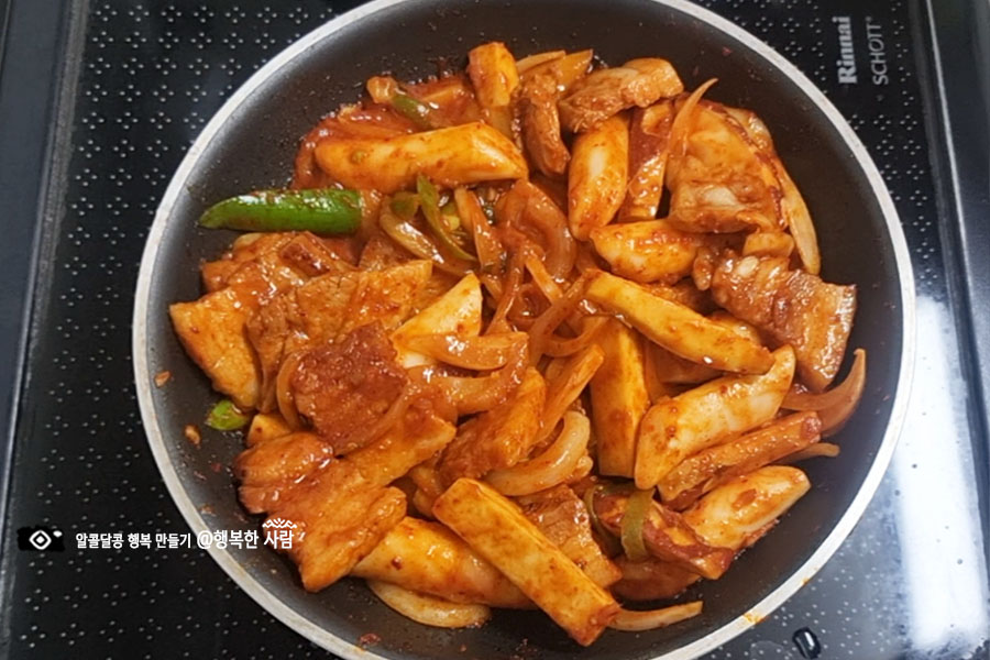 세 가지를 한꺼번에 맛보는 삼겹, 푸살볶음, 고추장삼겹살, 고구마 떡, 고기 8