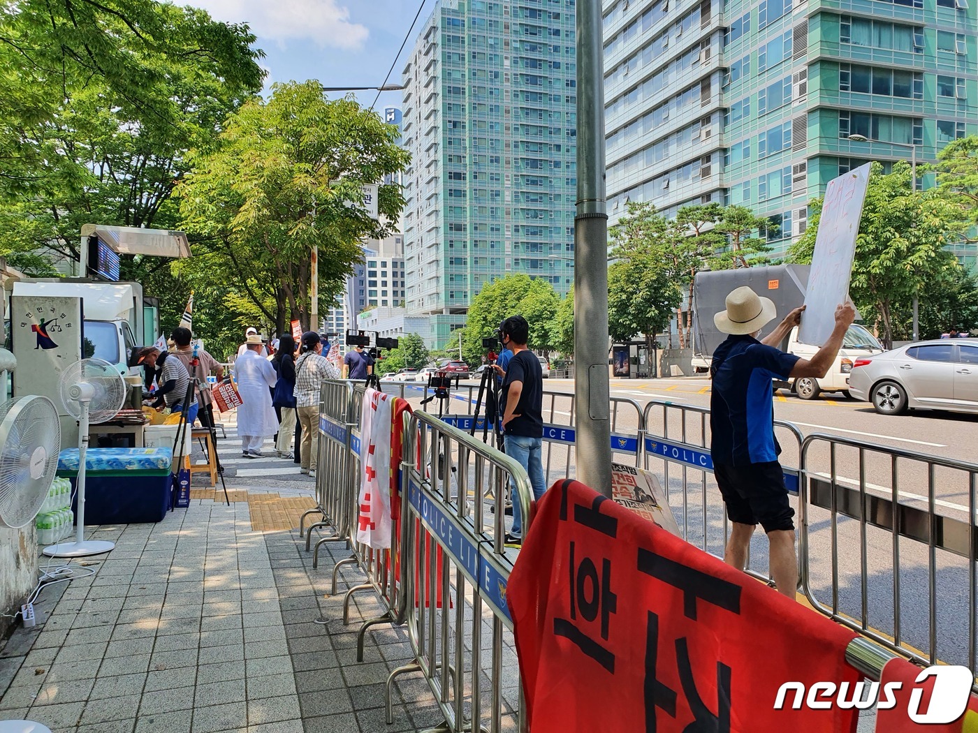  폭염 속 尹사저 확성기 시위.."집회 자체가 스트레스" vs "법 지켜"
