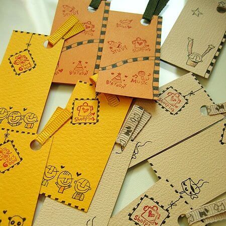 노란색, 연한 주황색, 베이지색 종이에 귀여운 그림을 그리고 스템프를 찍어 만든 핸드메이드 책갈피 