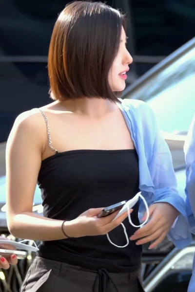  출근길 체인 끈 민소매 앨리스 소희 ELRIS Sohee