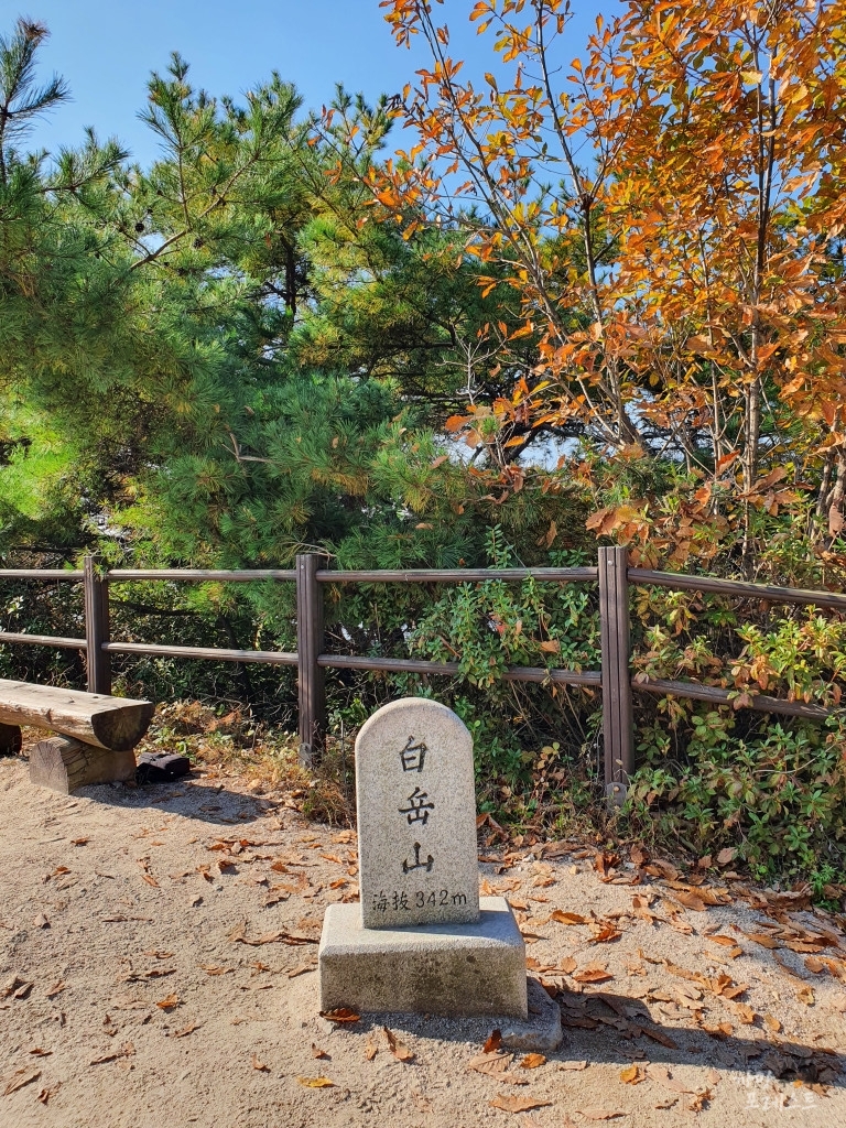 북악산 정상석