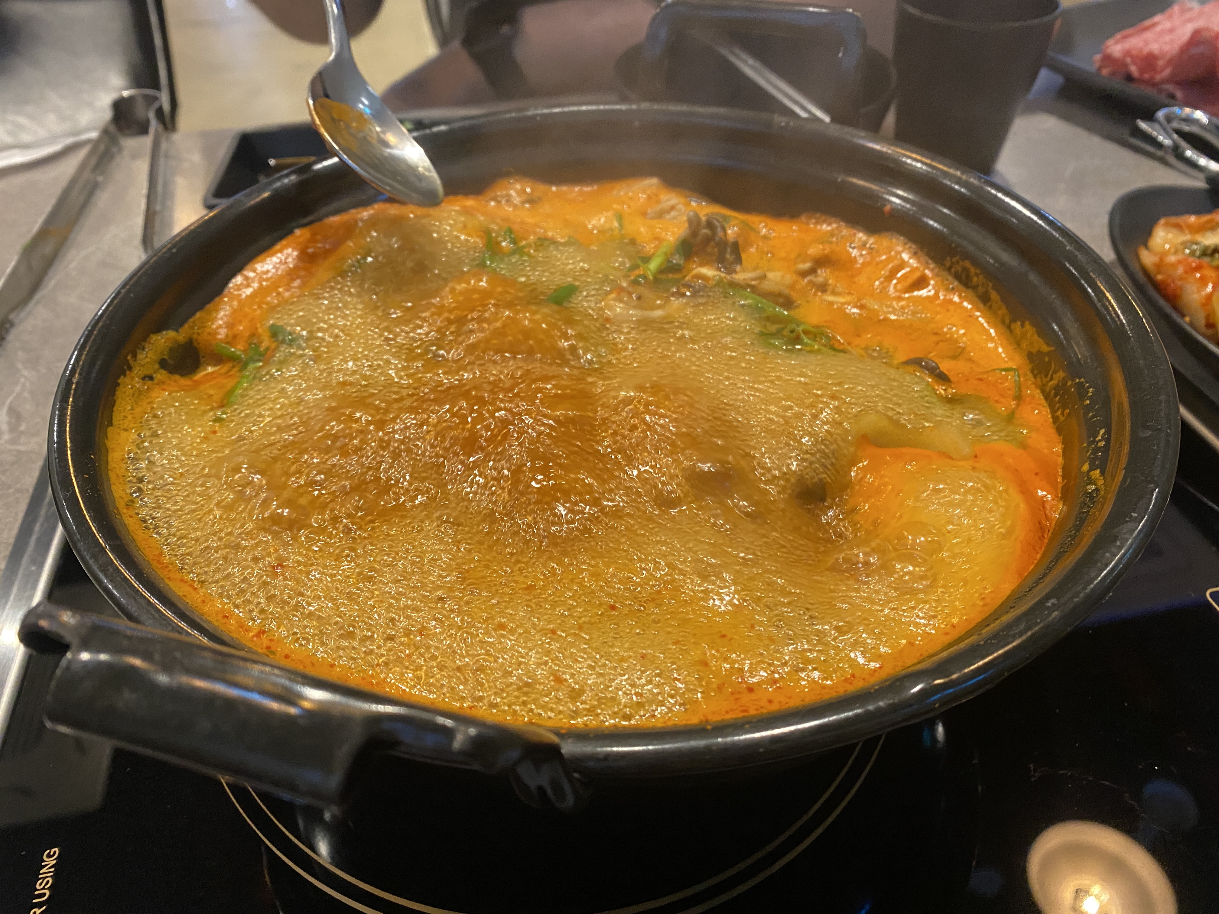 얼큰샤브육수를 끓이고 있다