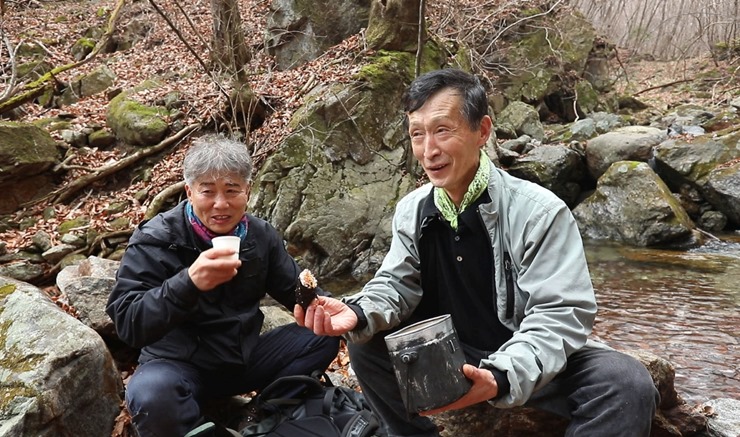 계곡에서-김밥-먹는-두사람