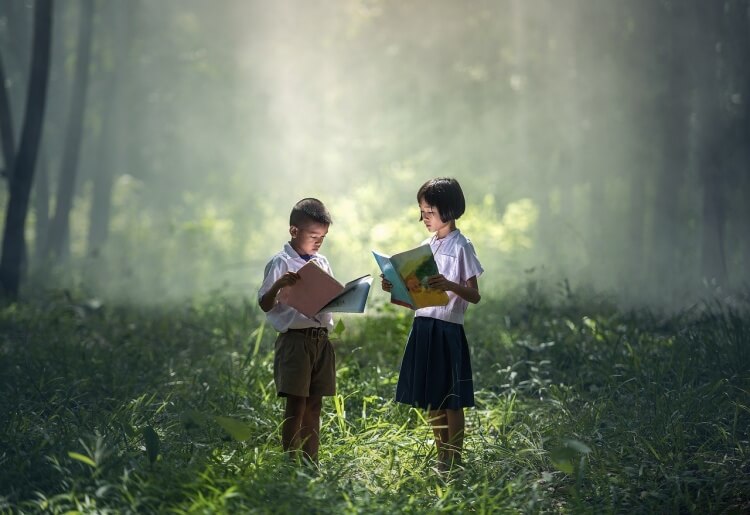숲에서-책을읽고있는-아이들