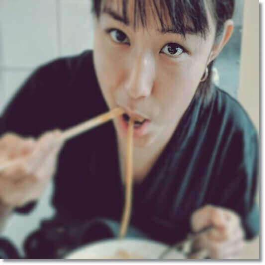 흑초와 함께 중국 음식을 먹는 여성
