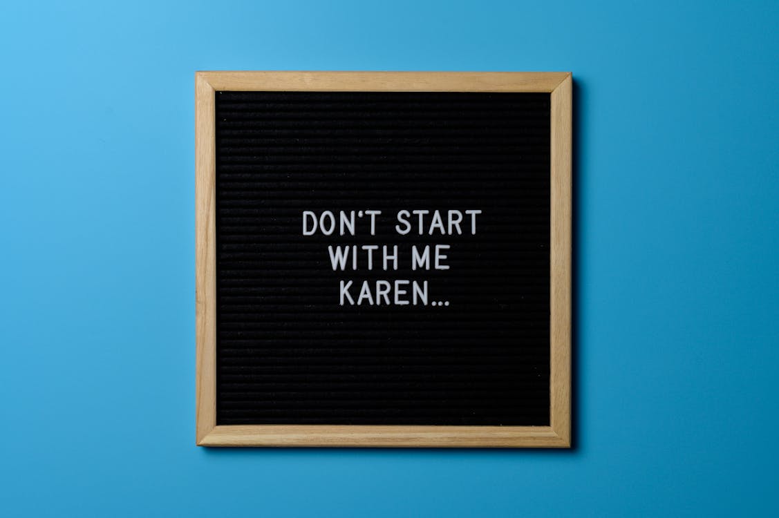 Don't start with me Karen이라고 적혀있는 액자사진