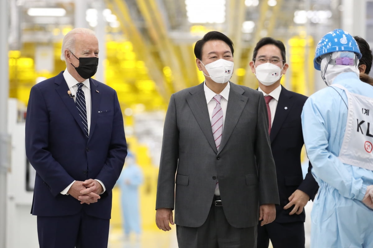 조 바이든 미국 대통령이 2022년 첫 방한 행선지로 삼성전자 평택 공장을 찾았다.