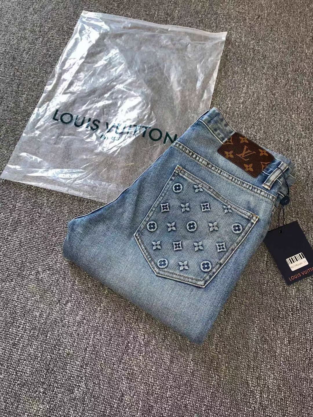  [LOUIS VUITTON] 루이비통 포켓 모노그램 워싱 슬림 데님 팬츠