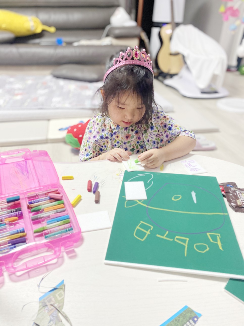 눈에 띄게 향상된 손끝과 창의력 유아 방문 미술 6개월째에 12