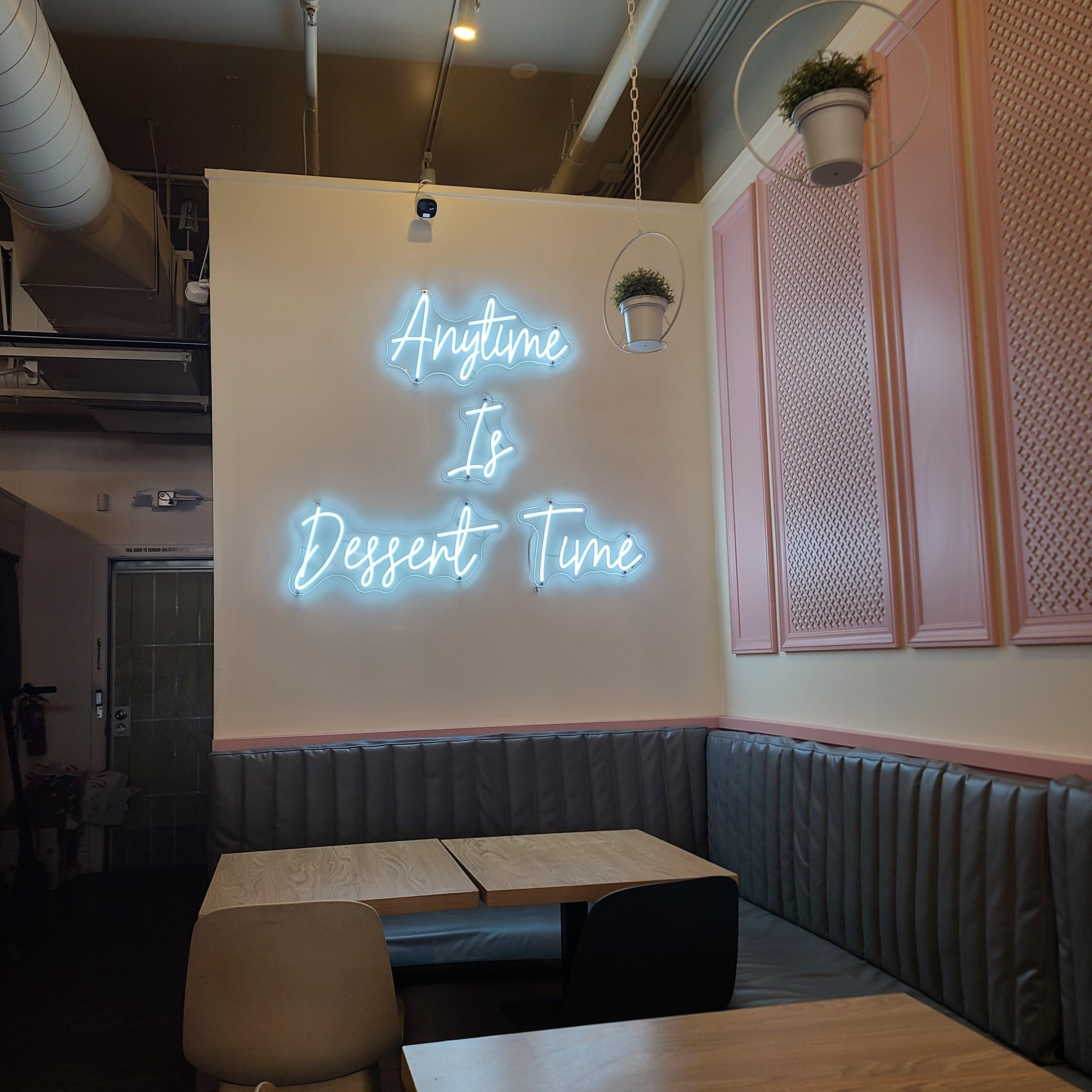 Anytime is dessert time 이라고 써진 네온 사인