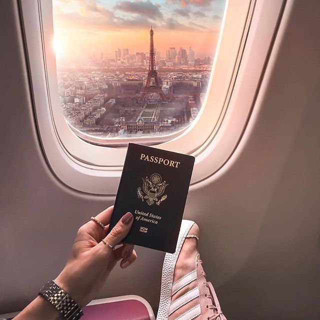 비행기 안에서 여권을 찍은 사진