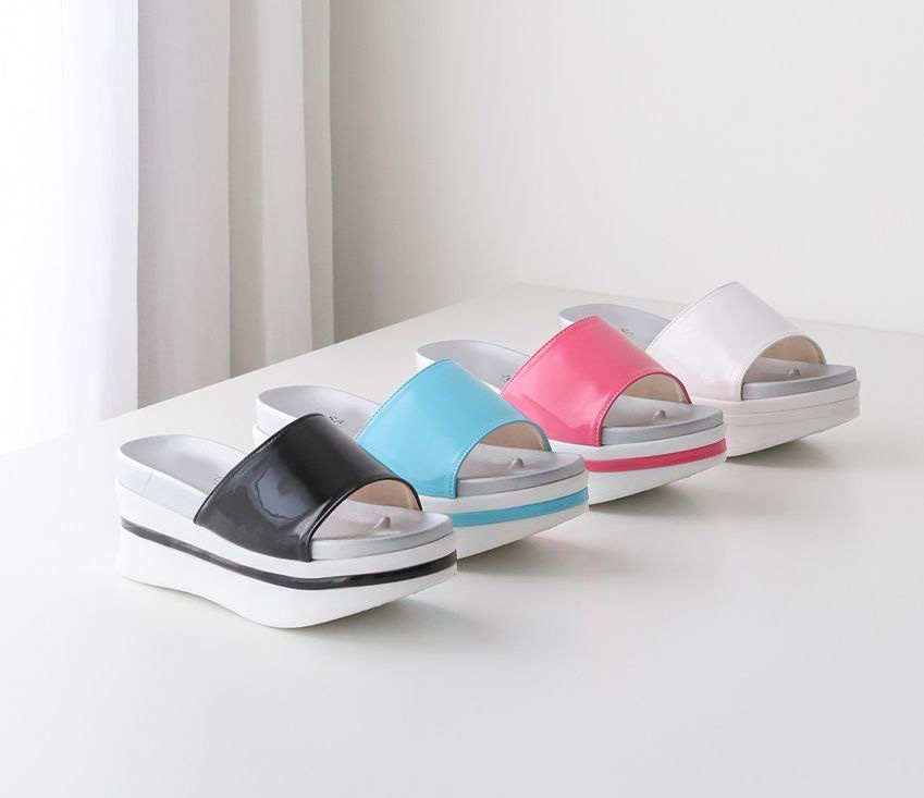  애나멜 컬러 포인트 7.5 cm 가벼운 웨지 슬리퍼