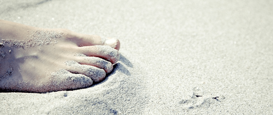 섬네일 모래 위에 있는 발의 모습