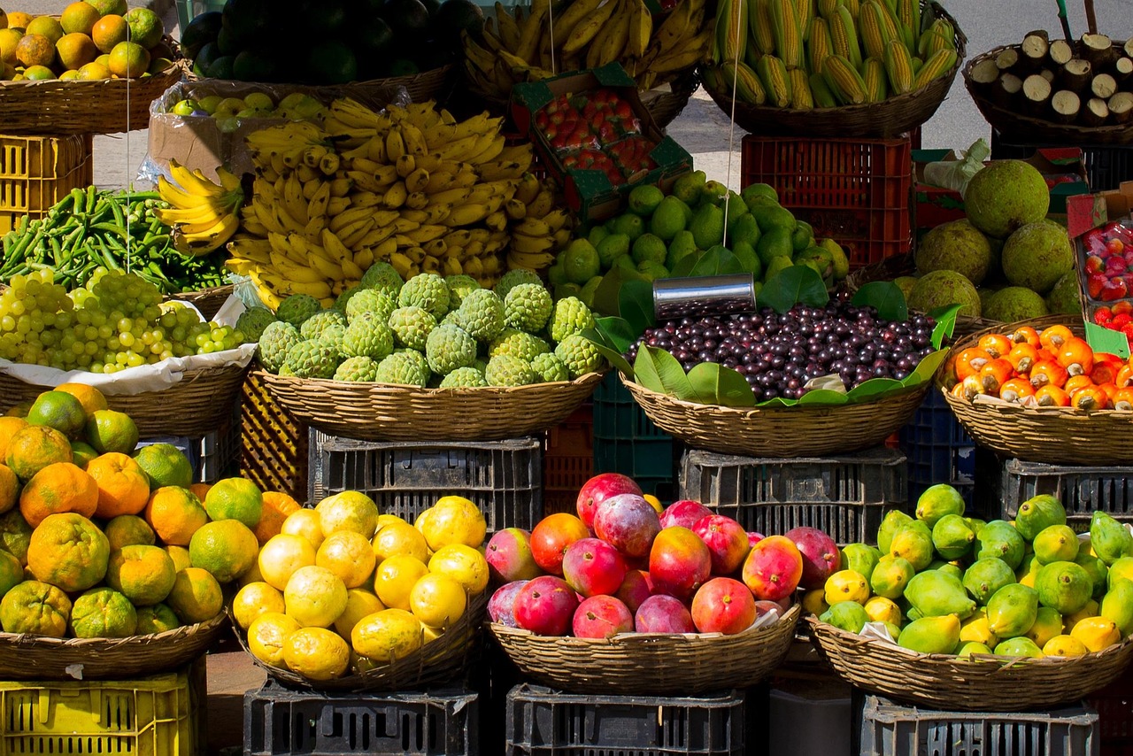 시장에 나열된 과일 사진