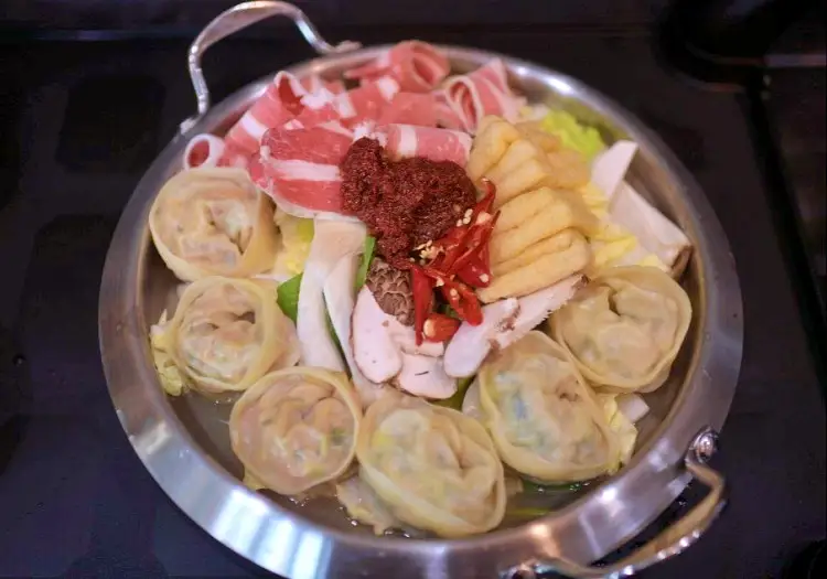 만두 전골&#44; 골방 칼국수&#44; 서리태 콩국수 맛있는 곳 추천