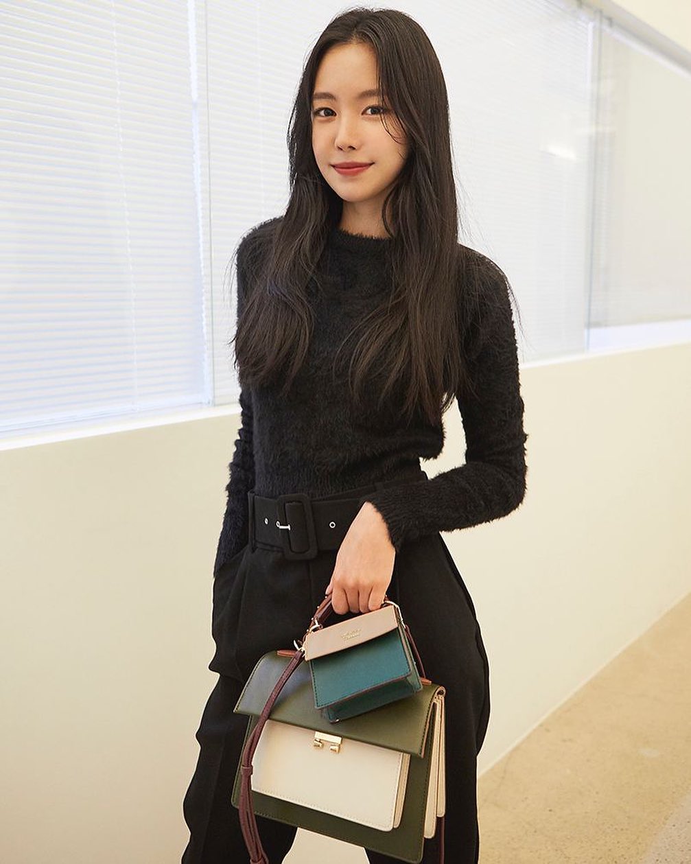  올블랙 완벽 소화 손나은, 이쁨주의