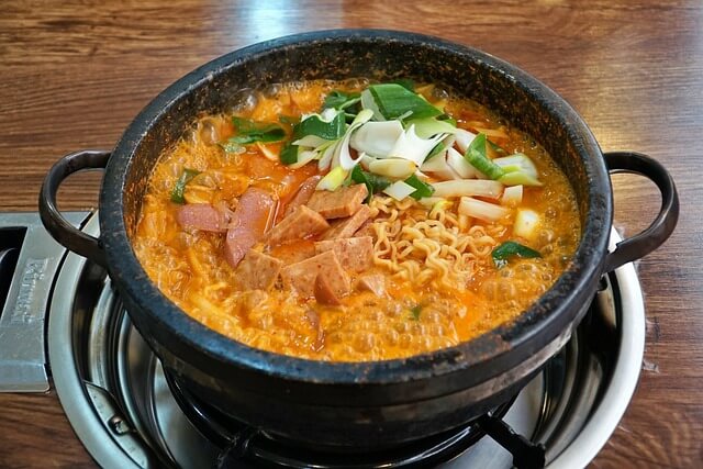 라면이 뚝배기에서 끓고 있는 사진