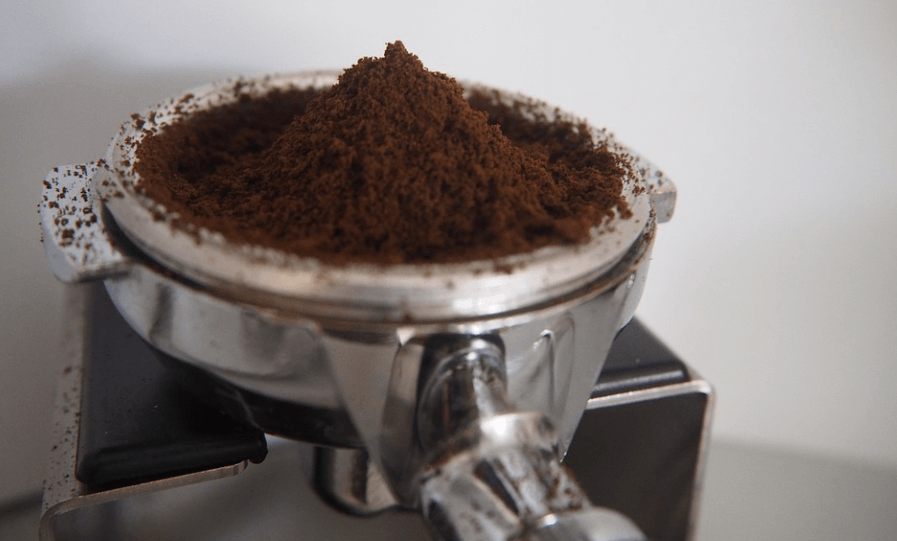 커피 찌꺼기 활용법으로 손 쉽게 그릴 청소를 할 수 있다