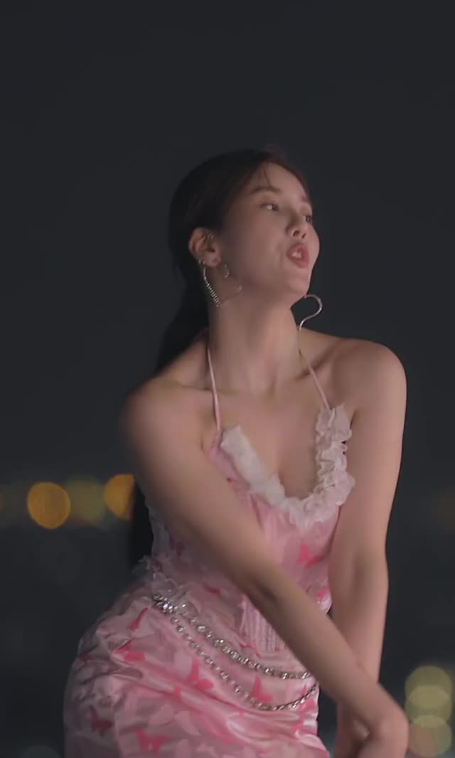  루프탑 수영장 에서 춤추는 권은비 움짤 mp4