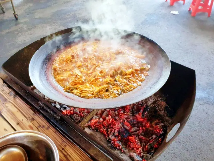 참나무 장작불의 거대한 불꽃으로 끓여낸 가마솥 솥뚜껑 닭볶음탕 가평 이영자 맛집 식당 방송 업체 가게 정보