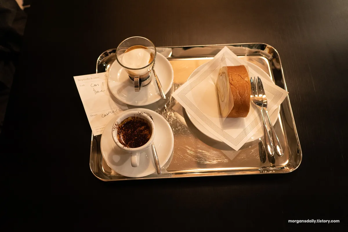 딥 커피 로스터스 향촌 커피와 롤케이크 사진