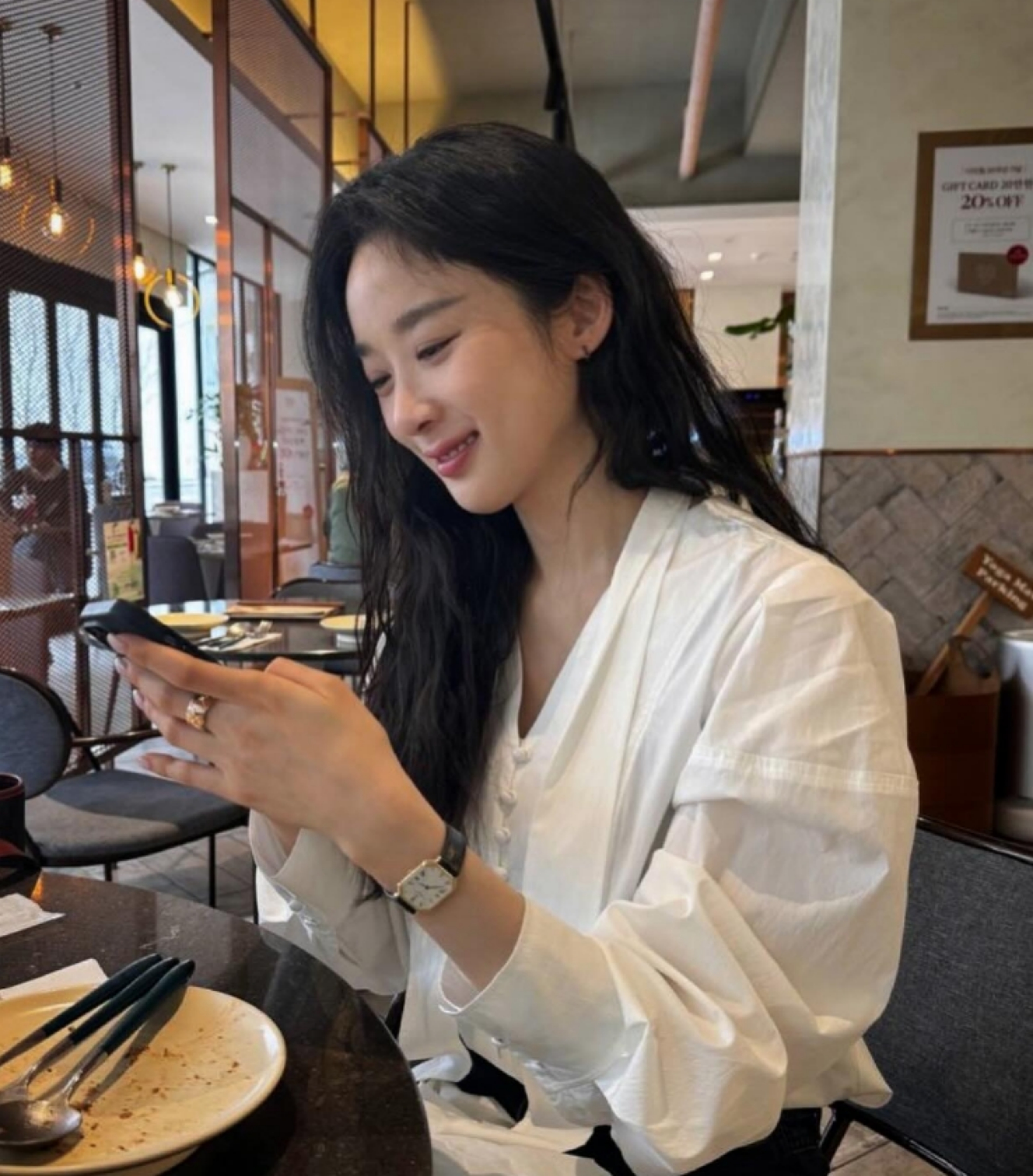  이청아 데일리룩 여성미 가득 우아함까지 겸비