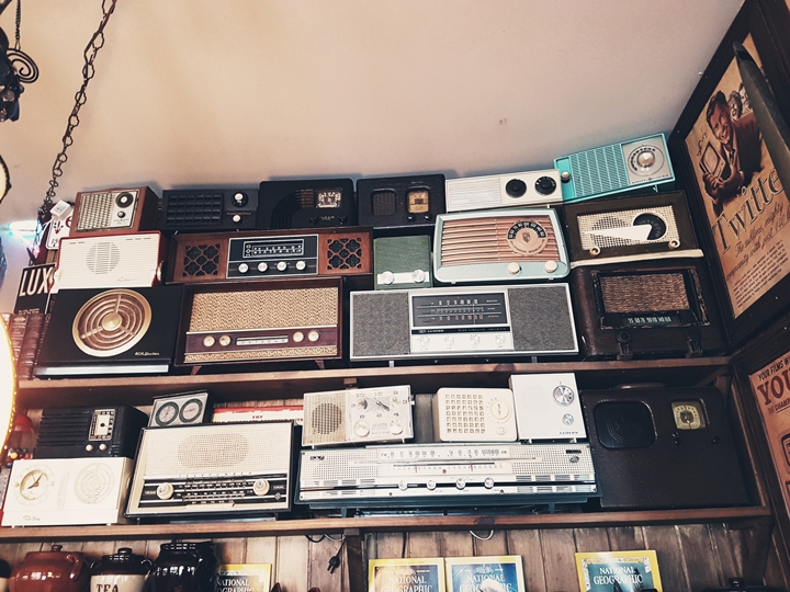 오래된 라디오들이 쌓여 있는 모습