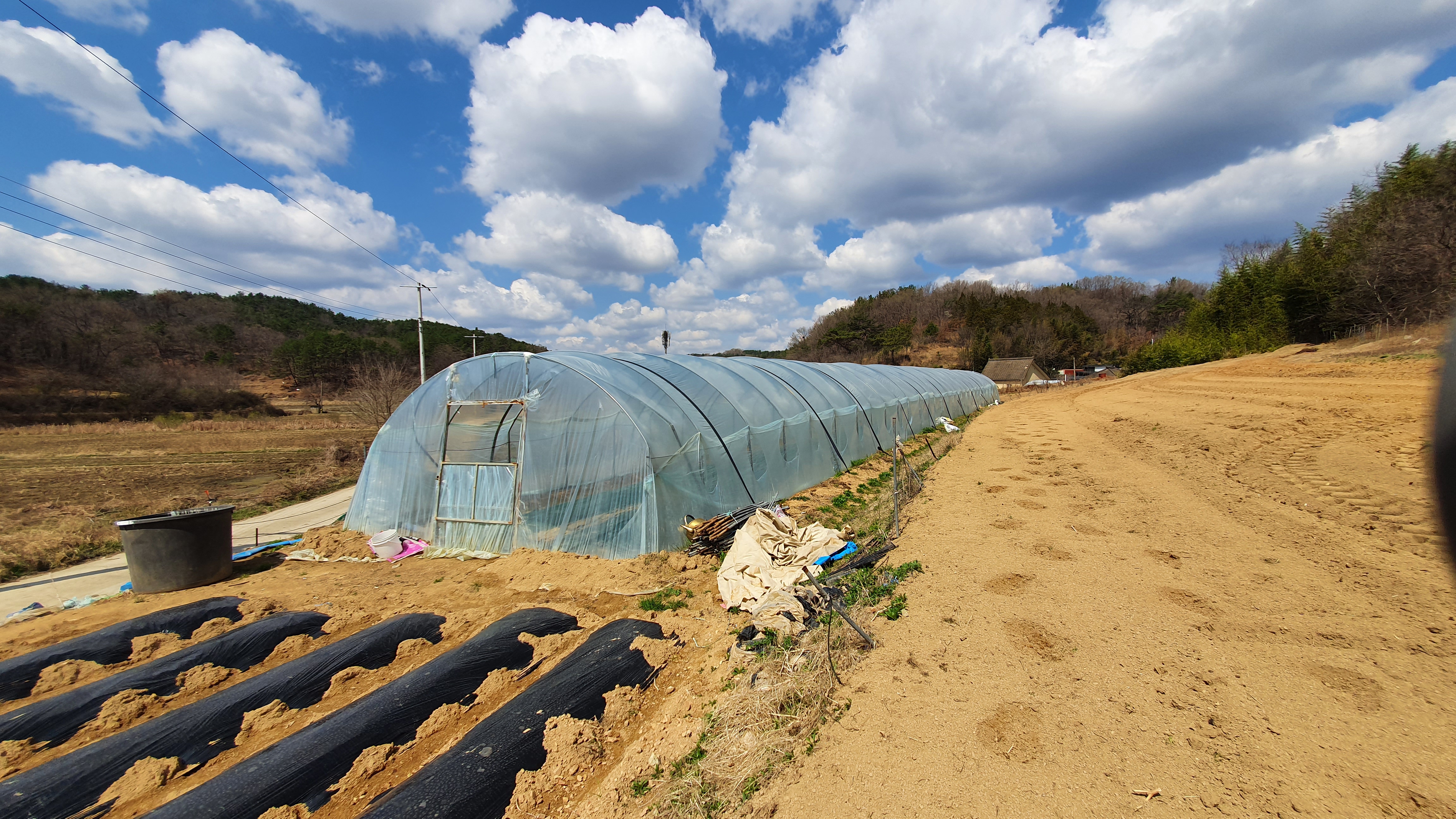  (땅나라 444번) 경남 함안 대산면 소재한, 약간 올라앉은 도로접한 토지 매매 / 문의 055)253-6609