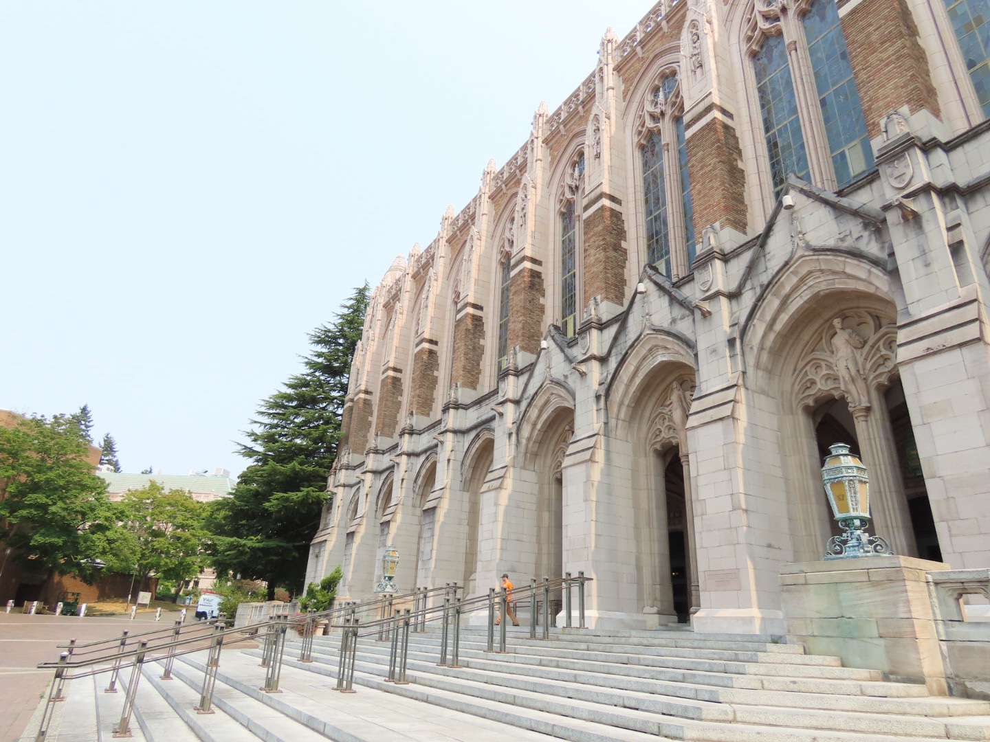 워싱턴 대학교 수잘로 도서관 전경 및 입구 모습