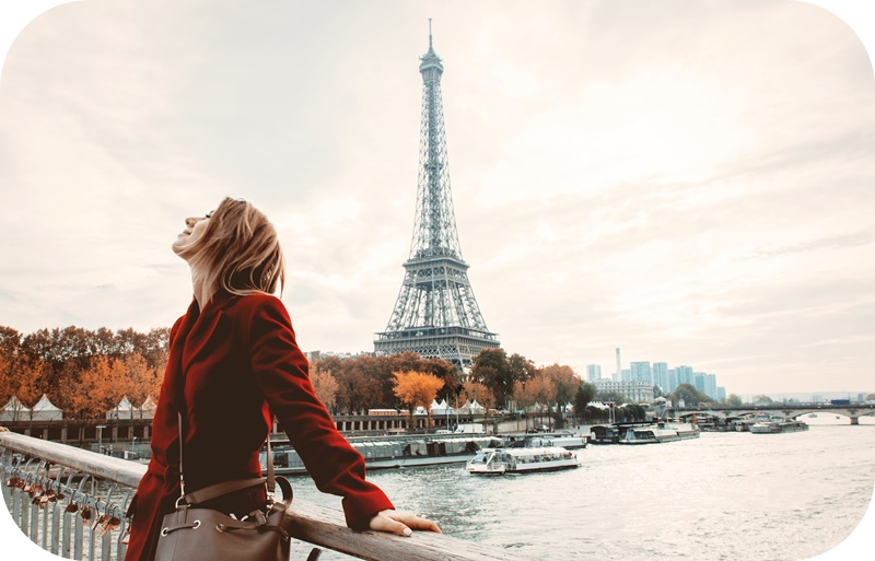 프랑스-파리-에펠탑-배경-노을-세느강-다리-즐기는-금발-여성-빨강색-코트
