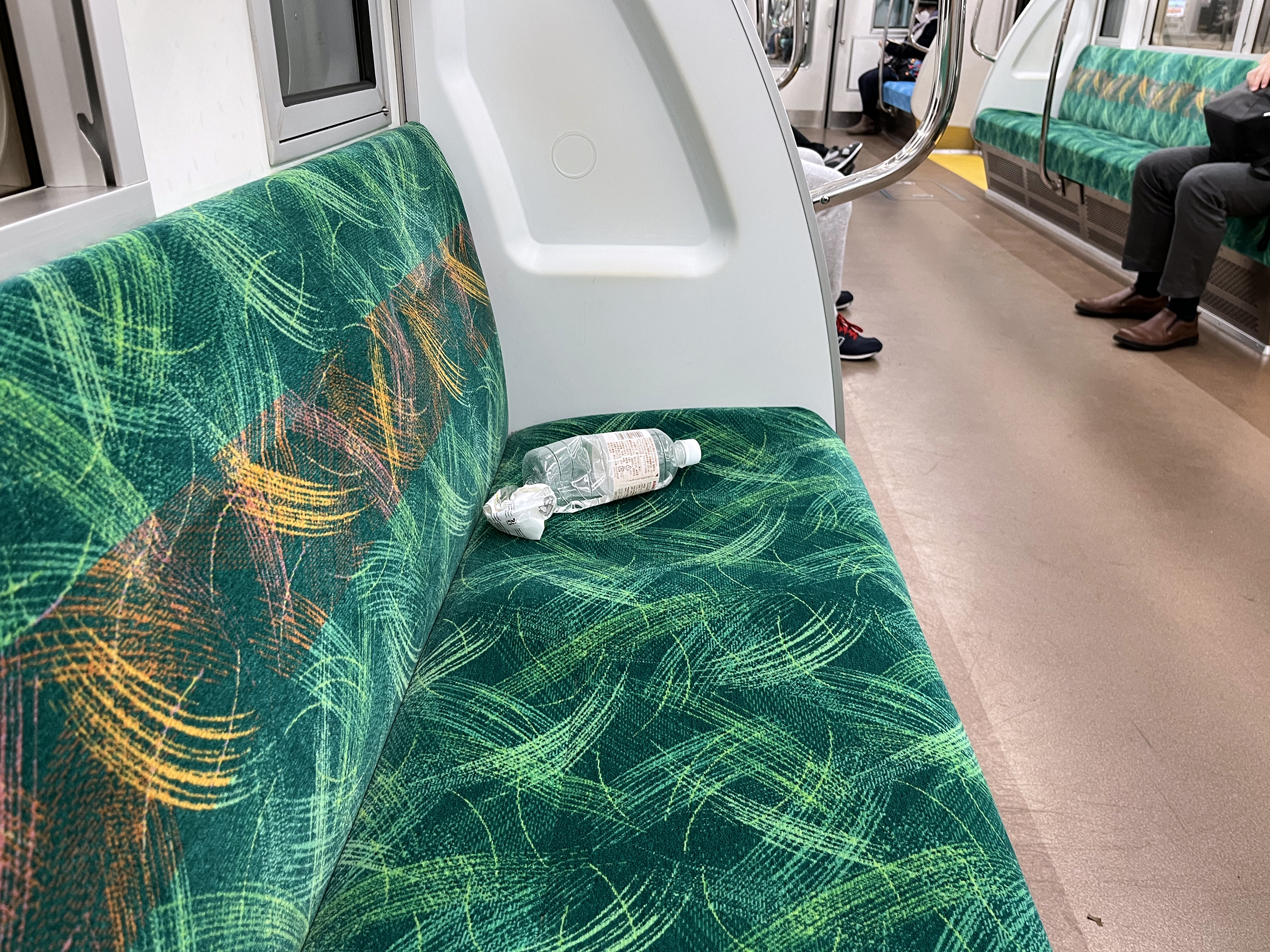 일본 전철 의자 위 페트병