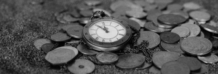 오래 된 시계와 많은 동전이 있는 사진