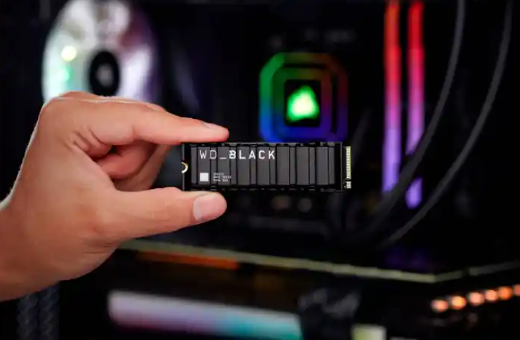 WD Black SSD를 들고 있는 손.