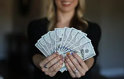 여성이-돈을-펼치다