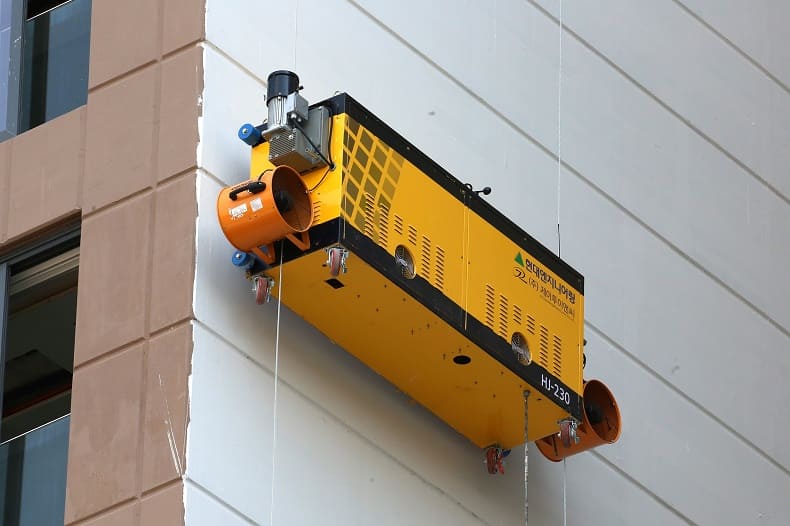 현대엔지니어링&#44; 고위험 작업 건물 외벽 도장에 로봇 투입