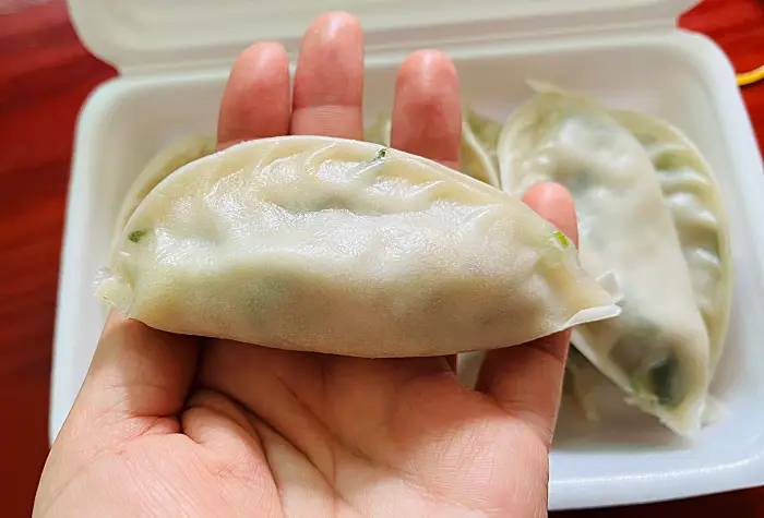 손에 올려본 산동만두 한개