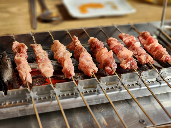 불판에 올린 생양꼬치